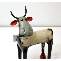 Krowa stojąca figurka ozdoba metalowa z recyclingu